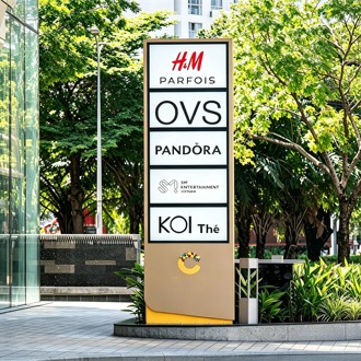 Freestanding directory signage for shopping mall wayfinding